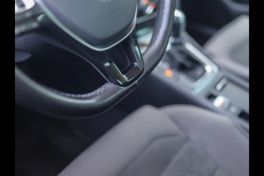 Volkswagen Golf 1.5 TSI Highline Business R-Line | Stoelverw. | PDC | ACC