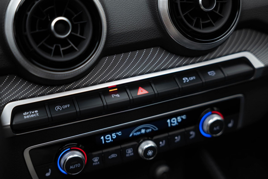 Audi Q2 35 TFSI Edition one |3xS-Line|Pano|Ambient|VOLL|