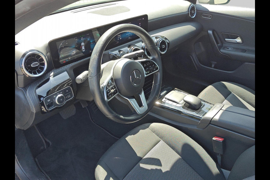 Mercedes-Benz CLA-Klasse 180 Business Solution | automaat | widescreen | blind-spot | LED | stoelverwarming | dealer onderhouden