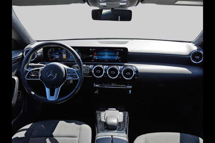 Mercedes-Benz CLA-Klasse 180 Business Solution | automaat | widescreen | blind-spot | LED | stoelverwarming | dealer onderhouden