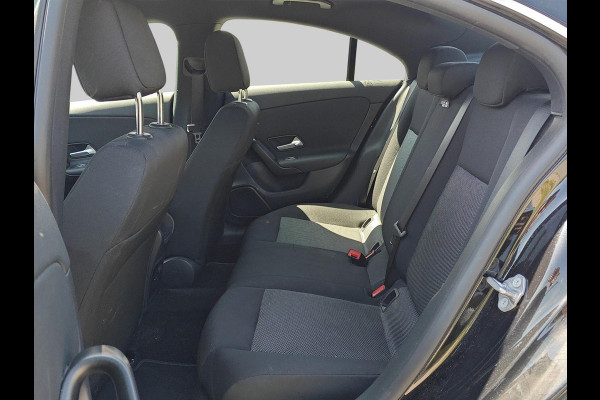 Mercedes-Benz CLA-Klasse 180 Business Solution | automaat | widescreen | blind-spot | LED | stoelverwarming | dealer onderhouden