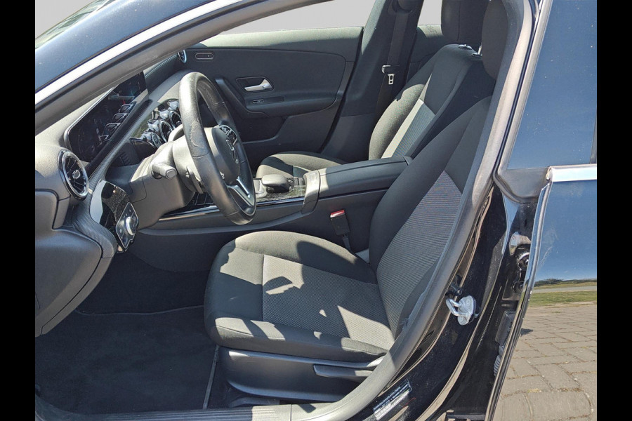 Mercedes-Benz CLA-Klasse 180 Business Solution | automaat | widescreen | blind-spot | LED | stoelverwarming | dealer onderhouden