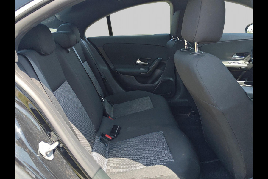 Mercedes-Benz CLA-Klasse 180 Business Solution | automaat | widescreen | blind-spot | LED | stoelverwarming | dealer onderhouden