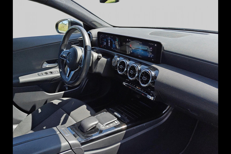 Mercedes-Benz CLA-Klasse 180 Business Solution | automaat | widescreen | blind-spot | LED | stoelverwarming | dealer onderhouden