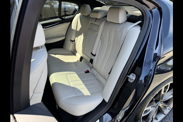 BMW 5 Serie M550i xDrive High Executive | Panoramadak | Head-Up Display | Harmon Kardon | Camera | Stoel Ventilatie/Verwarming |
