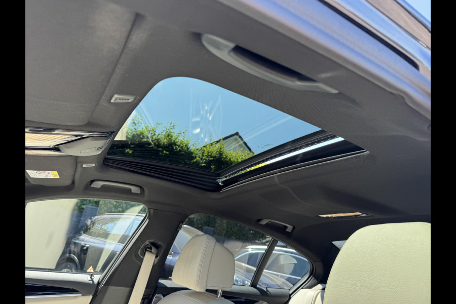 BMW 5 Serie M550i xDrive High Executive | Panoramadak | Head-Up Display | Harmon Kardon | Camera | Stoel Ventilatie/Verwarming |