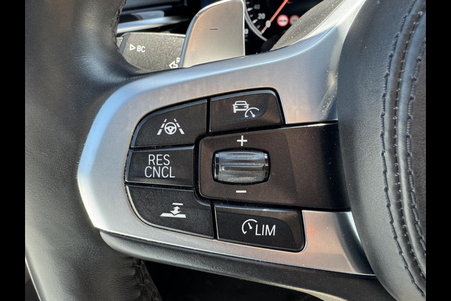 BMW 5 Serie M550i xDrive High Executive | Panoramadak | Head-Up Display | Harmon Kardon | Camera | Stoel Ventilatie/Verwarming |