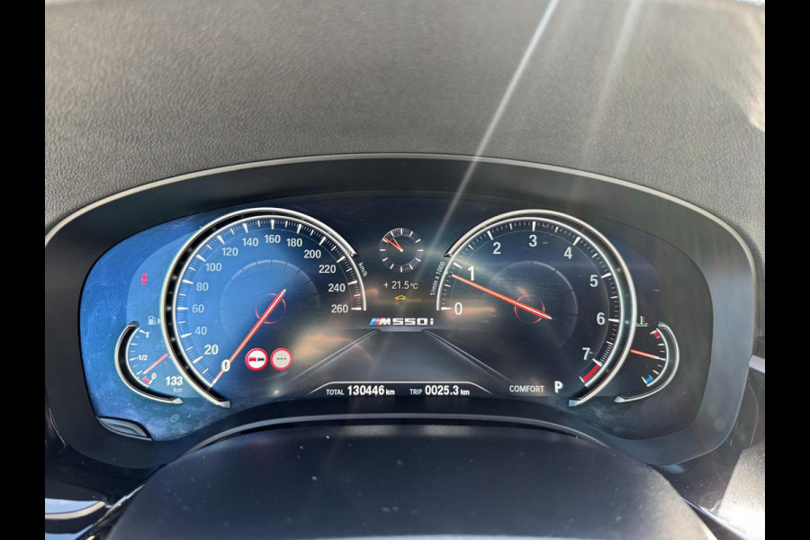BMW 5 Serie M550i xDrive High Executive | Panoramadak | Head-Up Display | Harmon Kardon | Camera | Stoel Ventilatie/Verwarming |