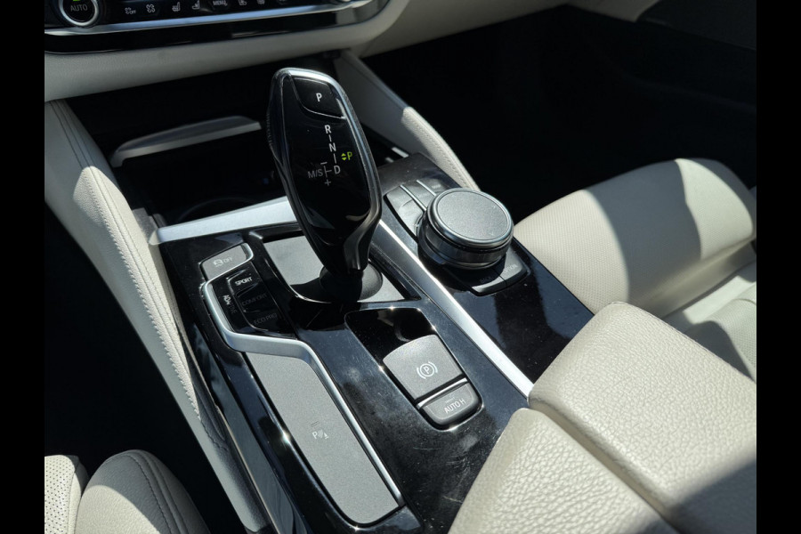 BMW 5 Serie M550i xDrive High Executive | Panoramadak | Head-Up Display | Harmon Kardon | Camera | Stoel Ventilatie/Verwarming |