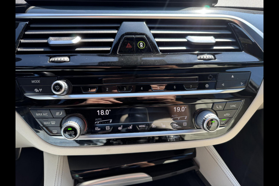 BMW 5 Serie M550i xDrive High Executive | Panoramadak | Head-Up Display | Harmon Kardon | Camera | Stoel Ventilatie/Verwarming |