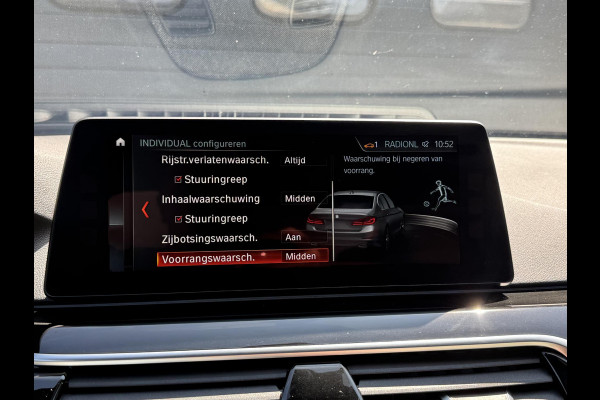 BMW 5 Serie M550i xDrive High Executive | Panoramadak | Head-Up Display | Harmon Kardon | Camera | Stoel Ventilatie/Verwarming |