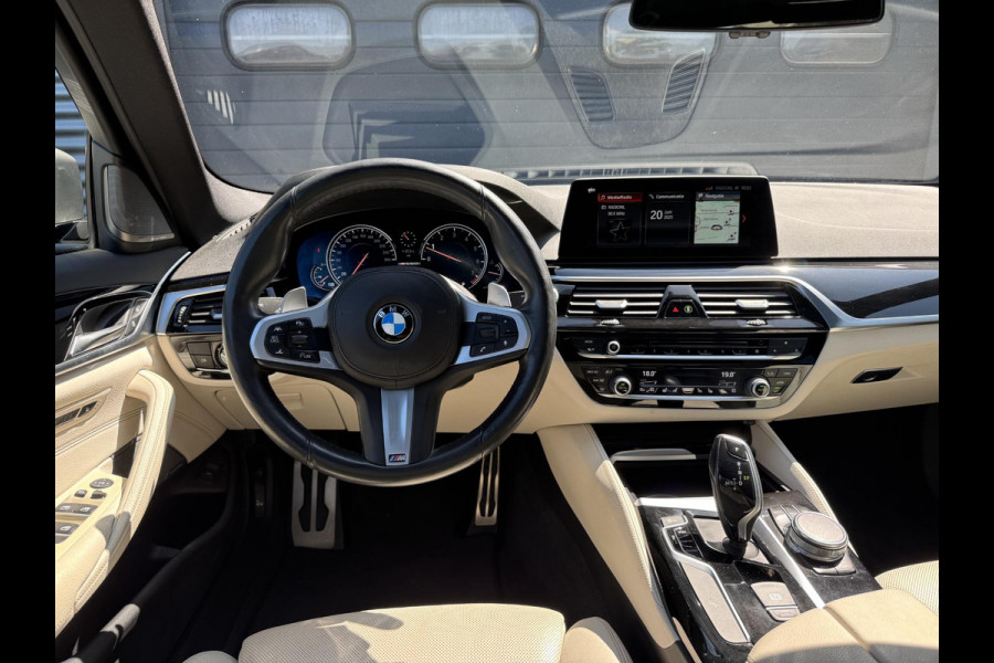 BMW 5 Serie M550i xDrive High Executive | Panoramadak | Head-Up Display | Harmon Kardon | Camera | Stoel Ventilatie/Verwarming |