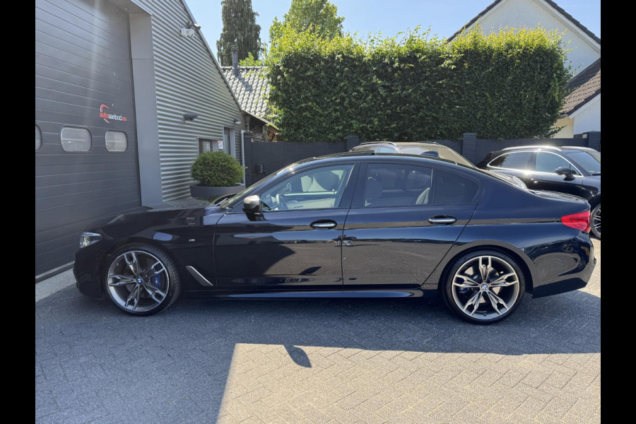 BMW 5 Serie M550i xDrive High Executive | Panoramadak | Head-Up Display | Harmon Kardon | Camera | Stoel Ventilatie/Verwarming |
