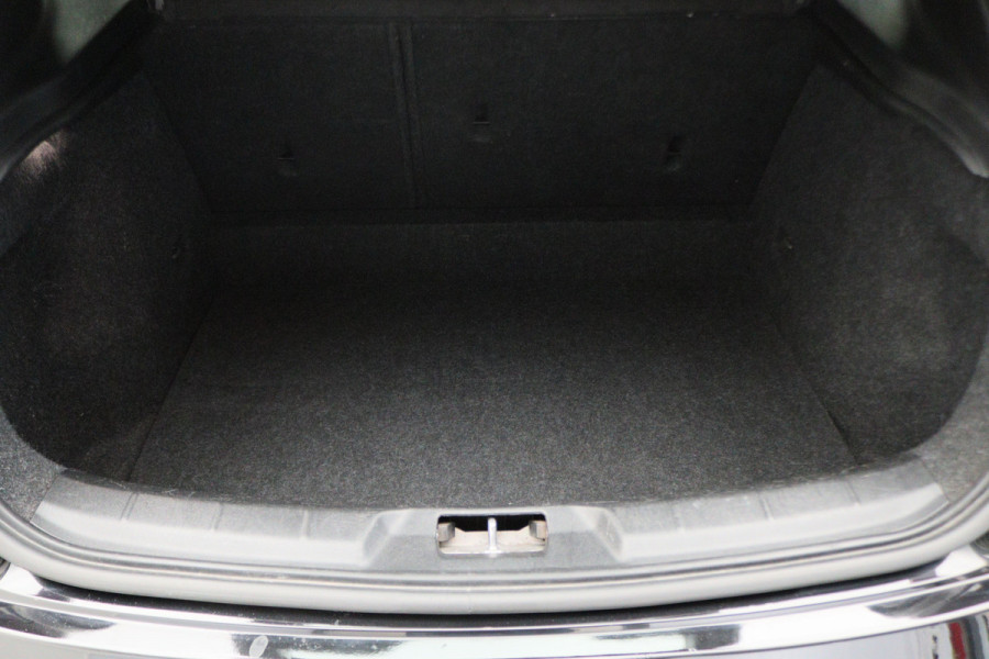 Volvo V40 1.5 T2 Momentum Automaat LED, Navigatie, Stoelverwarming, Cruise, Climate, PDC