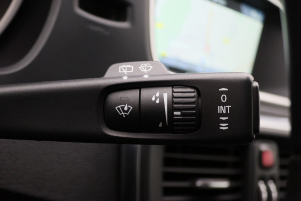 Volvo V40 1.5 T2 Momentum Automaat LED, Navigatie, Stoelverwarming, Cruise, Climate, PDC