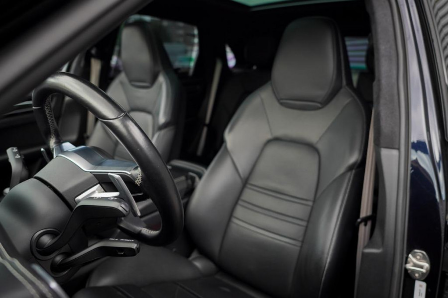 Porsche Cayenne 3.0 E-Hybrid / Pano / 4Wielsturing / InnoDrive / Clanck / Trekhaak / Luchtvering / NL Auto