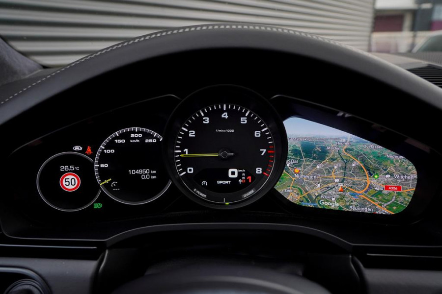 Porsche Cayenne 3.0 E-Hybrid / Pano / 4Wielsturing / InnoDrive / Clanck / Trekhaak / Luchtvering / NL Auto