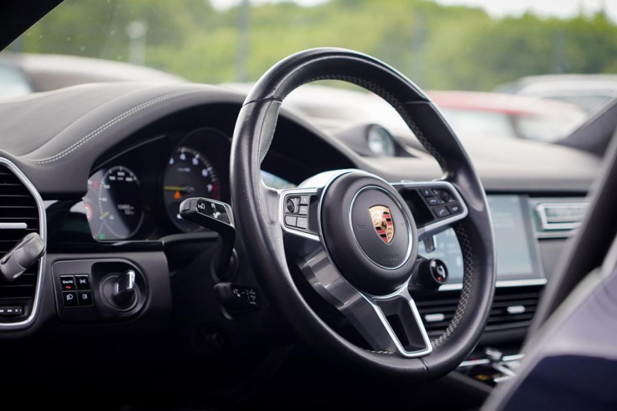 Porsche Cayenne 3.0 E-Hybrid / Pano / 4Wielsturing / InnoDrive / Clanck / Trekhaak / Luchtvering / NL Auto