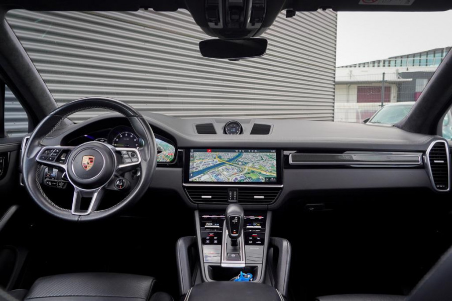 Porsche Cayenne 3.0 E-Hybrid / Pano / 4Wielsturing / InnoDrive / Clanck / Trekhaak / Luchtvering / NL Auto