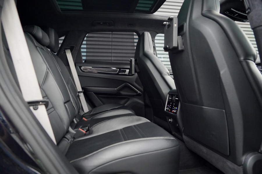 Porsche Cayenne 3.0 E-Hybrid / Pano / 4Wielsturing / InnoDrive / Clanck / Trekhaak / Luchtvering / NL Auto