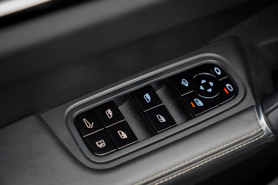 Porsche Cayenne 3.0 E-Hybrid / Pano / 4Wielsturing / InnoDrive / Clanck / Trekhaak / Luchtvering / NL Auto