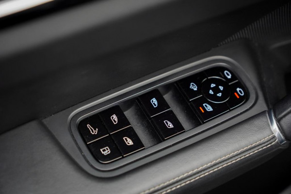Porsche Cayenne 3.0 E-Hybrid / Pano / 4Wielsturing / InnoDrive / Clanck / Trekhaak / Luchtvering / NL Auto