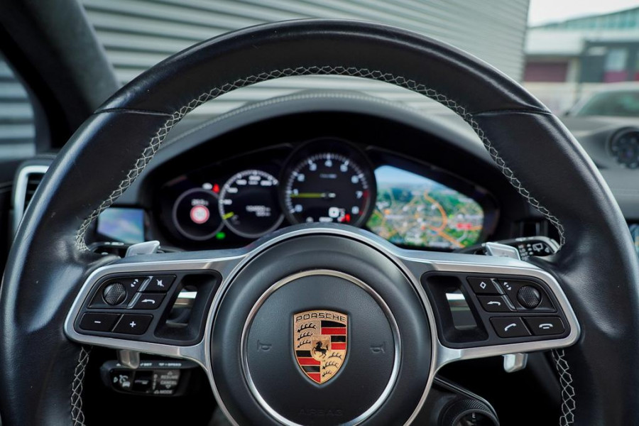 Porsche Cayenne 3.0 E-Hybrid / Pano / 4Wielsturing / InnoDrive / Clanck / Trekhaak / Luchtvering / NL Auto