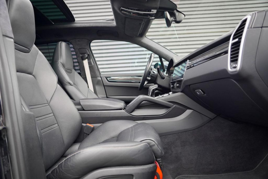 Porsche Cayenne 3.0 E-Hybrid / Pano / 4Wielsturing / InnoDrive / Clanck / Trekhaak / Luchtvering / NL Auto