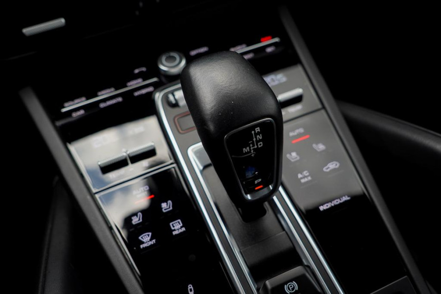 Porsche Cayenne 3.0 E-Hybrid / Pano / 4Wielsturing / InnoDrive / Clanck / Trekhaak / Luchtvering / NL Auto