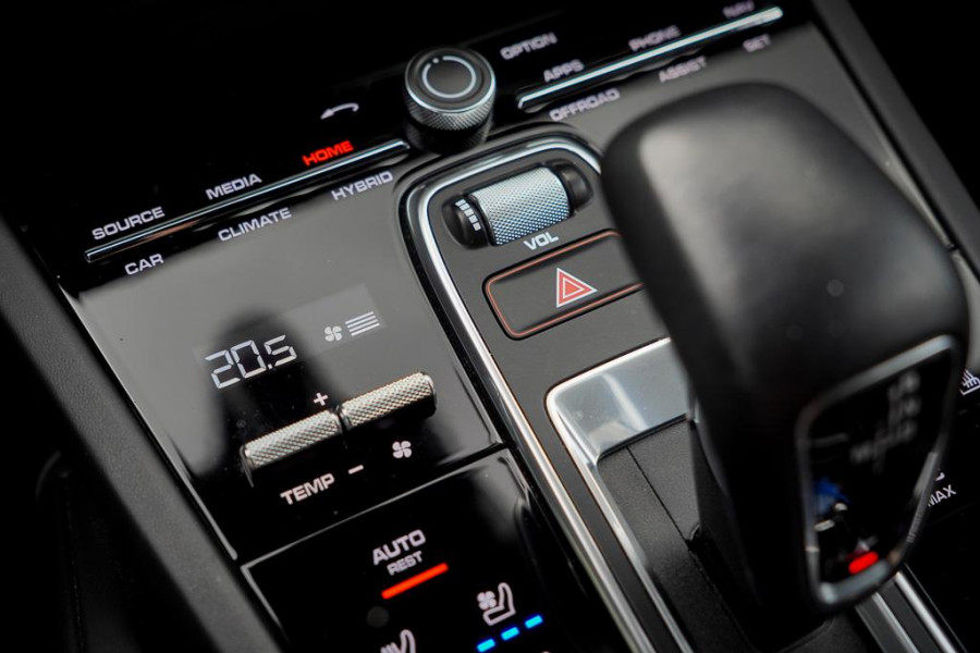 Porsche Cayenne 3.0 E-Hybrid / Pano / 4Wielsturing / InnoDrive / Clanck / Trekhaak / Luchtvering / NL Auto