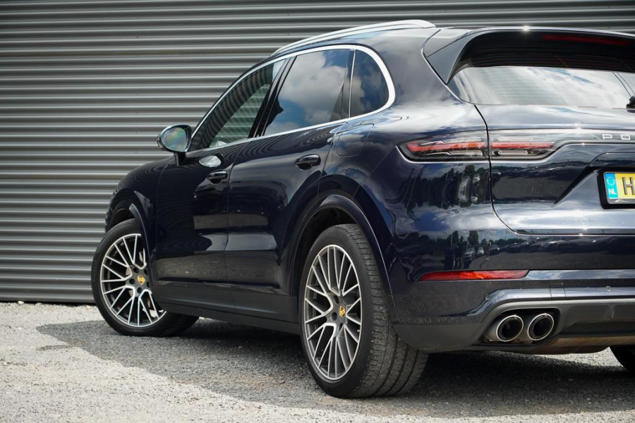 Porsche Cayenne 3.0 E-Hybrid / Pano / 4Wielsturing / InnoDrive / Clanck / Trekhaak / Luchtvering / NL Auto