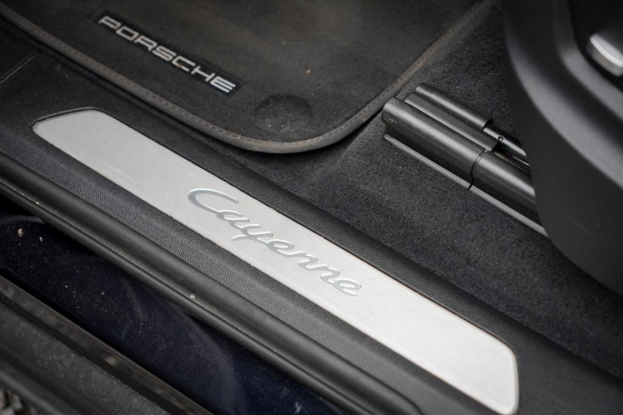 Porsche Cayenne 3.0 E-Hybrid / Pano / 4Wielsturing / InnoDrive / Clanck / Trekhaak / Luchtvering / NL Auto