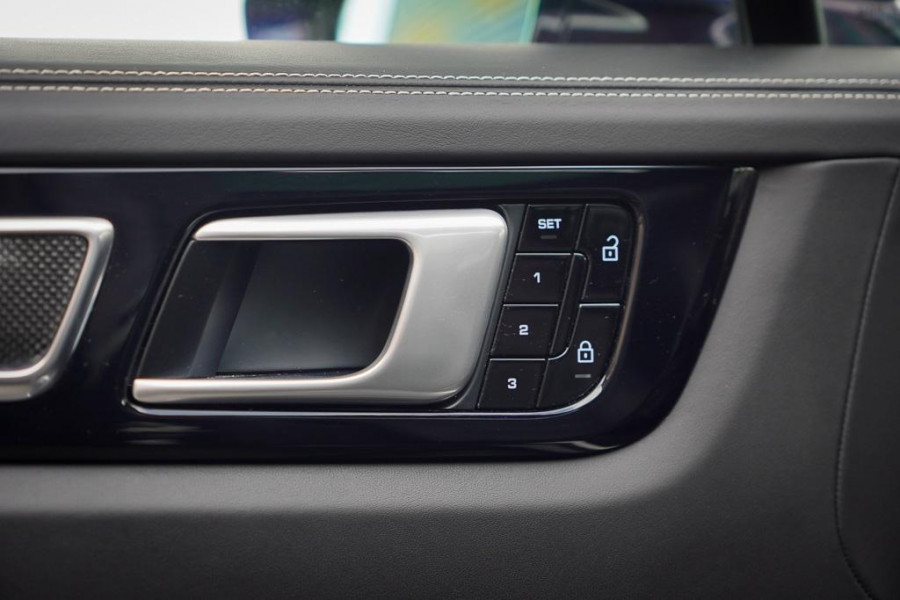 Porsche Cayenne 3.0 E-Hybrid / Pano / 4Wielsturing / InnoDrive / Clanck / Trekhaak / Luchtvering / NL Auto