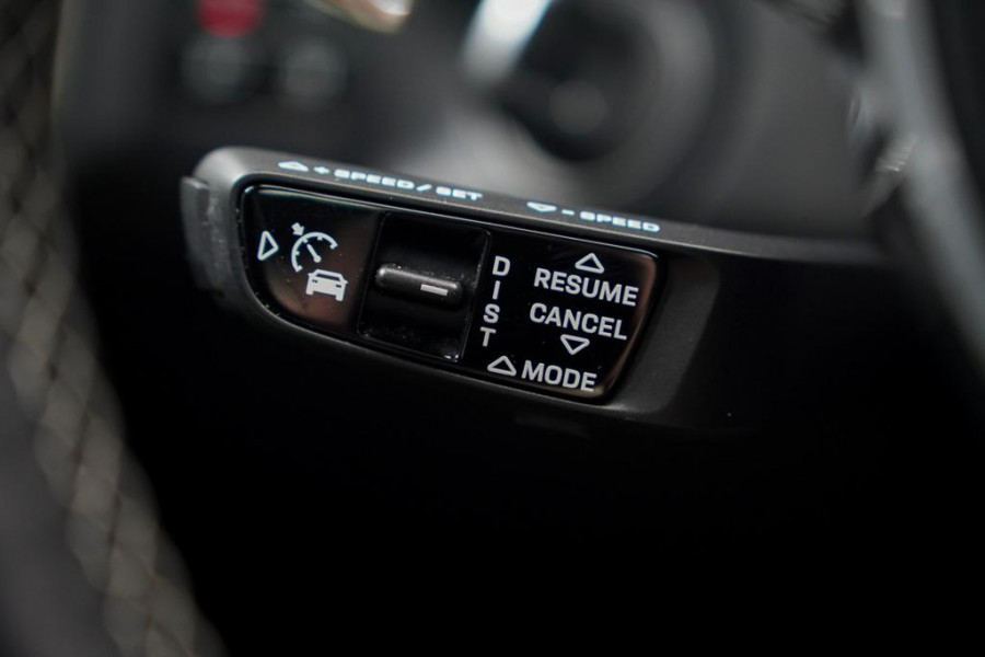 Porsche Cayenne 3.0 E-Hybrid / Pano / 4Wielsturing / InnoDrive / Clanck / Trekhaak / Luchtvering / NL Auto