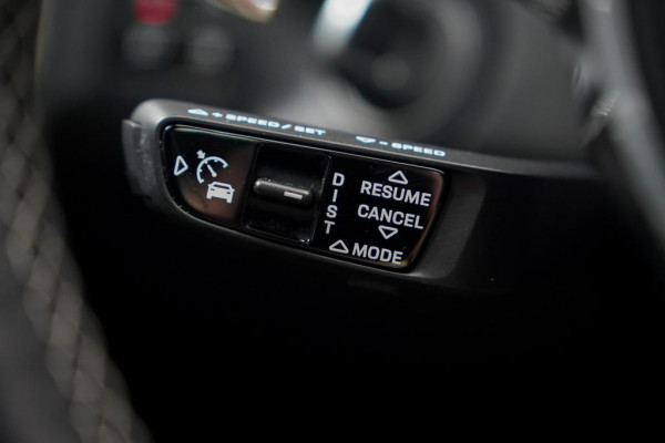 Porsche Cayenne 3.0 E-Hybrid / Pano / 4Wielsturing / InnoDrive / Clanck / Trekhaak / Luchtvering / NL Auto
