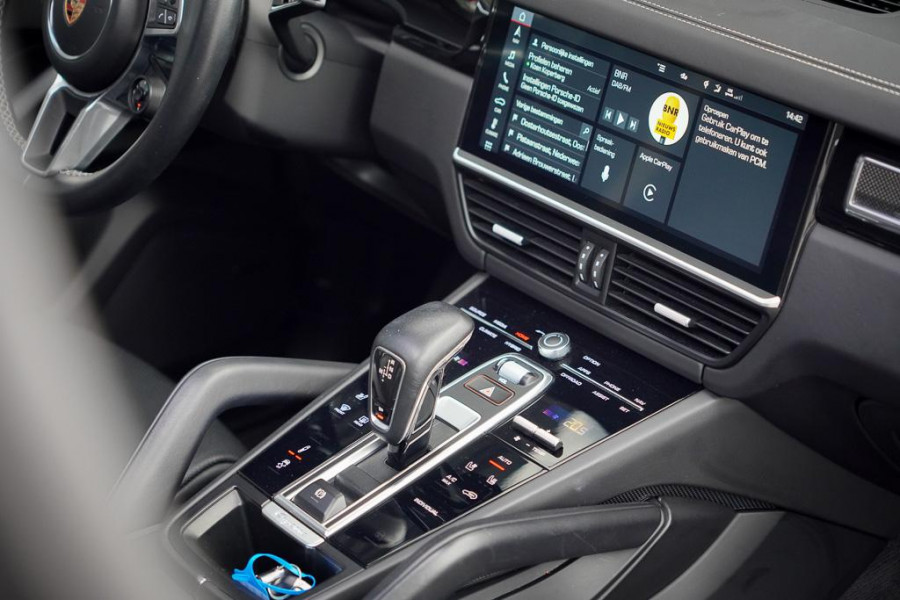 Porsche Cayenne 3.0 E-Hybrid / Pano / 4Wielsturing / InnoDrive / Clanck / Trekhaak / Luchtvering / NL Auto