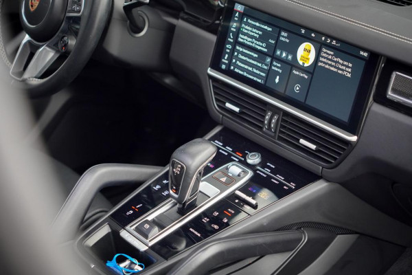 Porsche Cayenne 3.0 E-Hybrid / Pano / 4Wielsturing / InnoDrive / Clanck / Trekhaak / Luchtvering / NL Auto