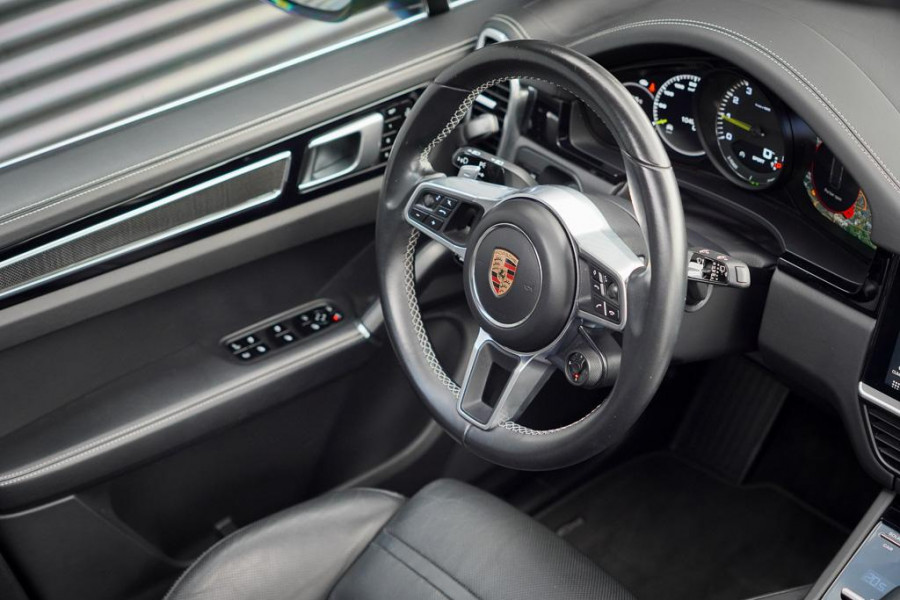 Porsche Cayenne 3.0 E-Hybrid / Pano / 4Wielsturing / InnoDrive / Clanck / Trekhaak / Luchtvering / NL Auto