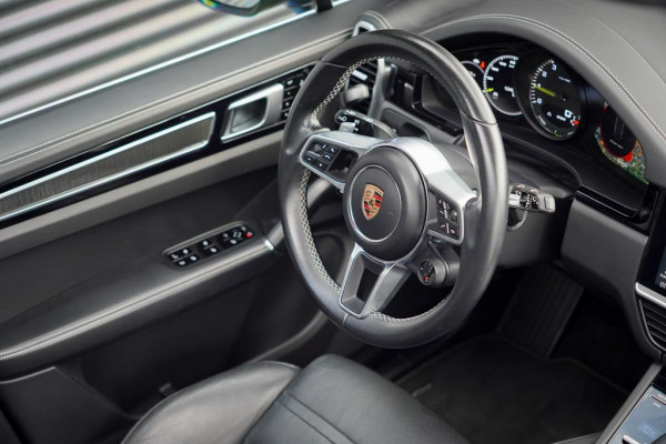 Porsche Cayenne 3.0 E-Hybrid / Pano / 4Wielsturing / InnoDrive / Clanck / Trekhaak / Luchtvering / NL Auto