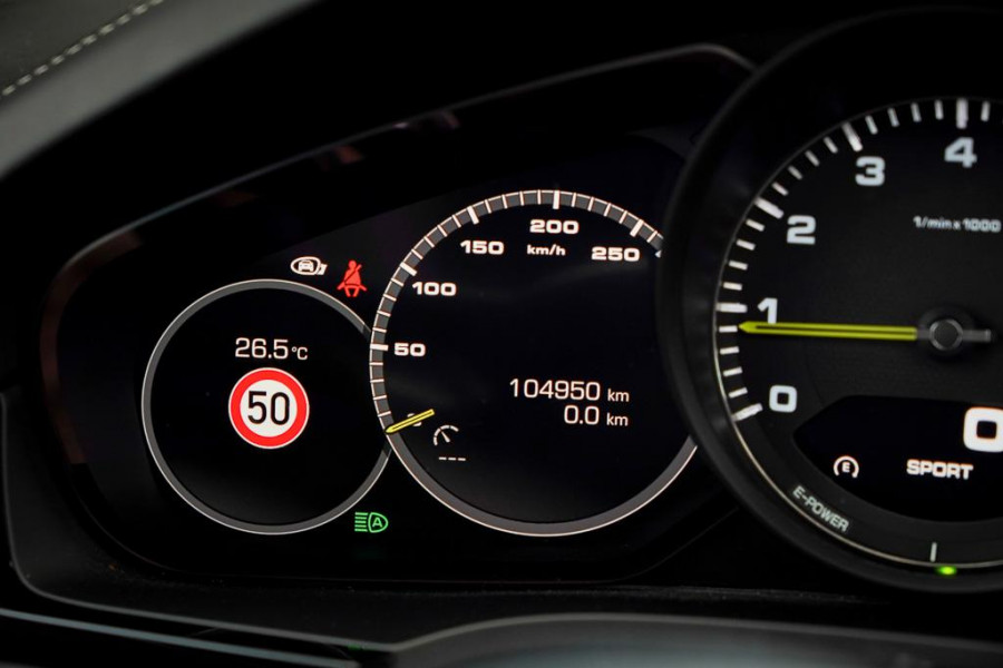 Porsche Cayenne 3.0 E-Hybrid / Pano / 4Wielsturing / InnoDrive / Clanck / Trekhaak / Luchtvering / NL Auto