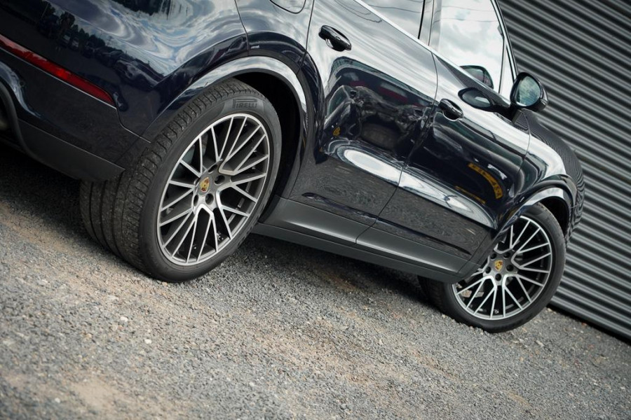 Porsche Cayenne 3.0 E-Hybrid / Pano / 4Wielsturing / InnoDrive / Clanck / Trekhaak / Luchtvering / NL Auto