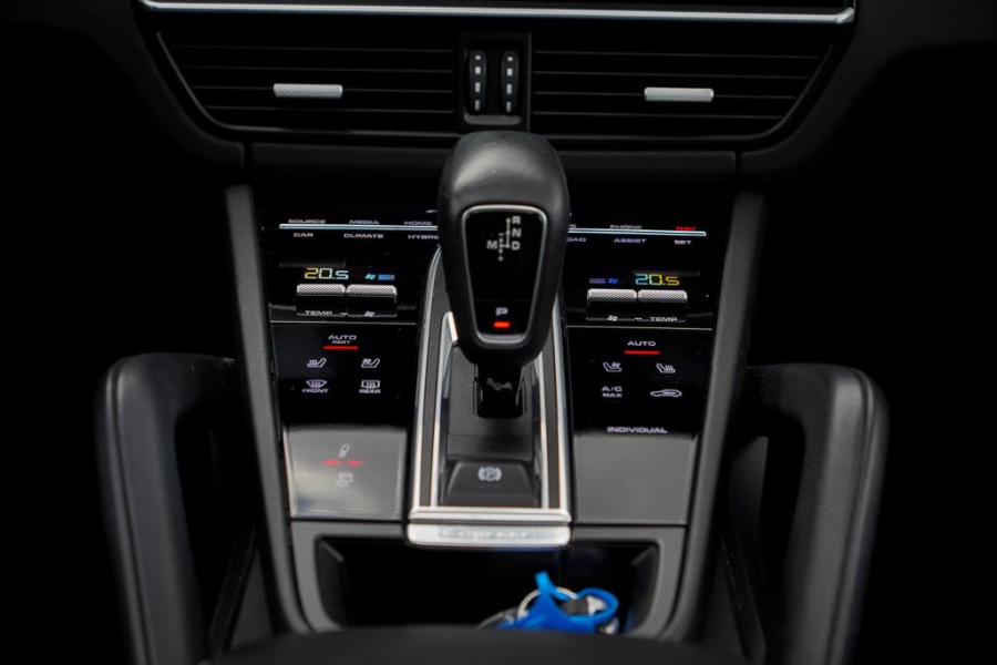 Porsche Cayenne 3.0 E-Hybrid / Pano / 4Wielsturing / InnoDrive / Clanck / Trekhaak / Luchtvering / NL Auto