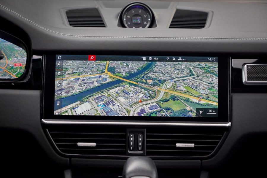 Porsche Cayenne 3.0 E-Hybrid / Pano / 4Wielsturing / InnoDrive / Clanck / Trekhaak / Luchtvering / NL Auto