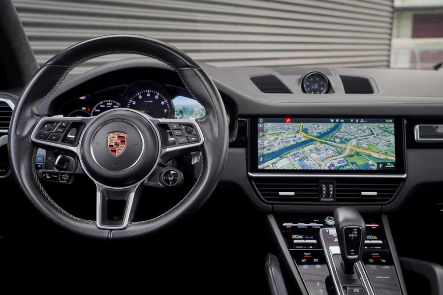 Porsche Cayenne 3.0 E-Hybrid / Pano / 4Wielsturing / InnoDrive / Clanck / Trekhaak / Luchtvering / NL Auto