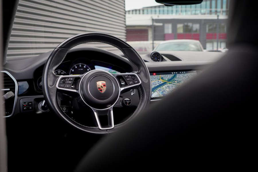 Porsche Cayenne 3.0 E-Hybrid / Pano / 4Wielsturing / InnoDrive / Clanck / Trekhaak / Luchtvering / NL Auto