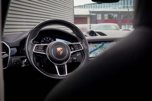 Porsche Cayenne 3.0 E-Hybrid / Pano / 4Wielsturing / InnoDrive / Clanck / Trekhaak / Luchtvering / NL Auto