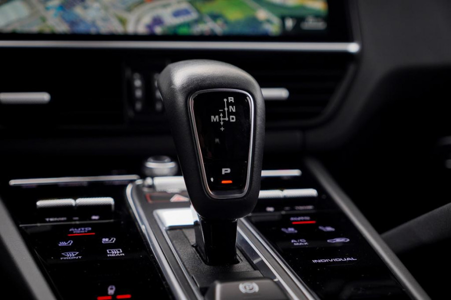 Porsche Cayenne 3.0 E-Hybrid / Pano / 4Wielsturing / InnoDrive / Clanck / Trekhaak / Luchtvering / NL Auto