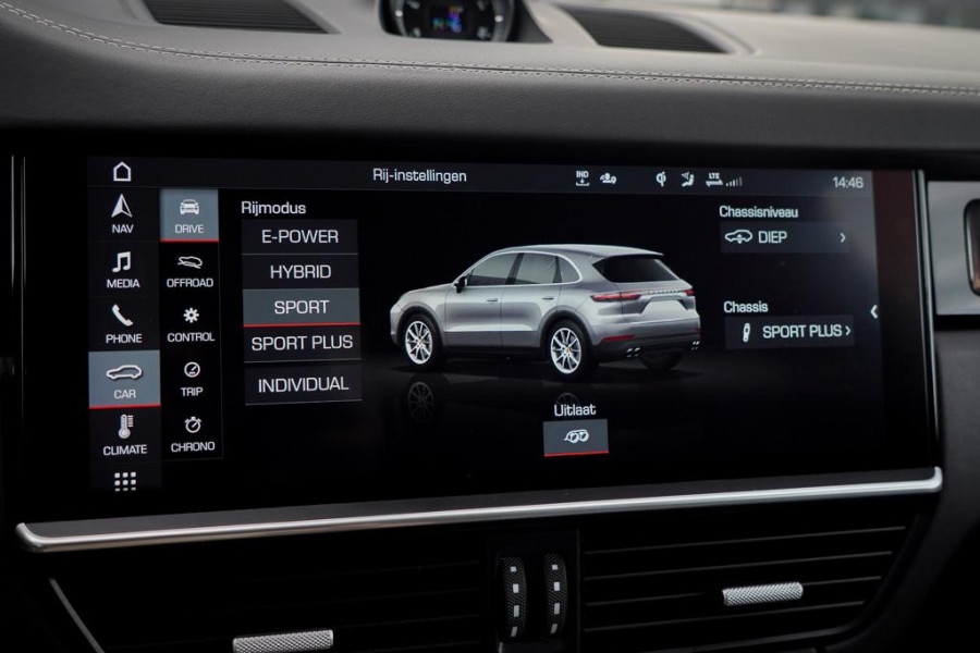 Porsche Cayenne 3.0 E-Hybrid / Pano / 4Wielsturing / InnoDrive / Clanck / Trekhaak / Luchtvering / NL Auto
