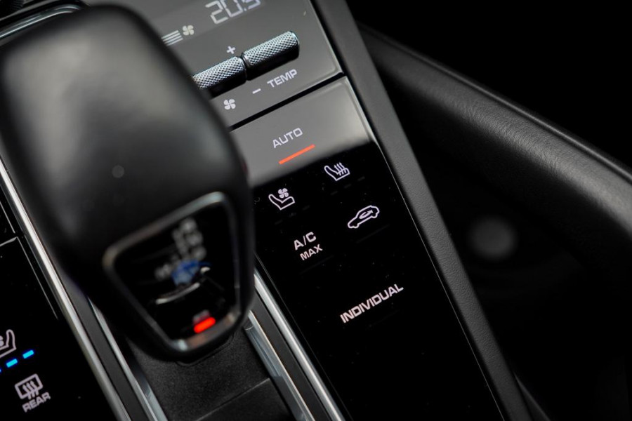 Porsche Cayenne 3.0 E-Hybrid / Pano / 4Wielsturing / InnoDrive / Clanck / Trekhaak / Luchtvering / NL Auto