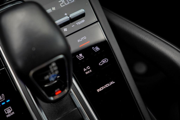 Porsche Cayenne 3.0 E-Hybrid / Pano / 4Wielsturing / InnoDrive / Clanck / Trekhaak / Luchtvering / NL Auto